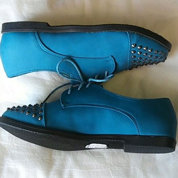 Women's studded turquoise shoes size 8 - Picture 5 of 6